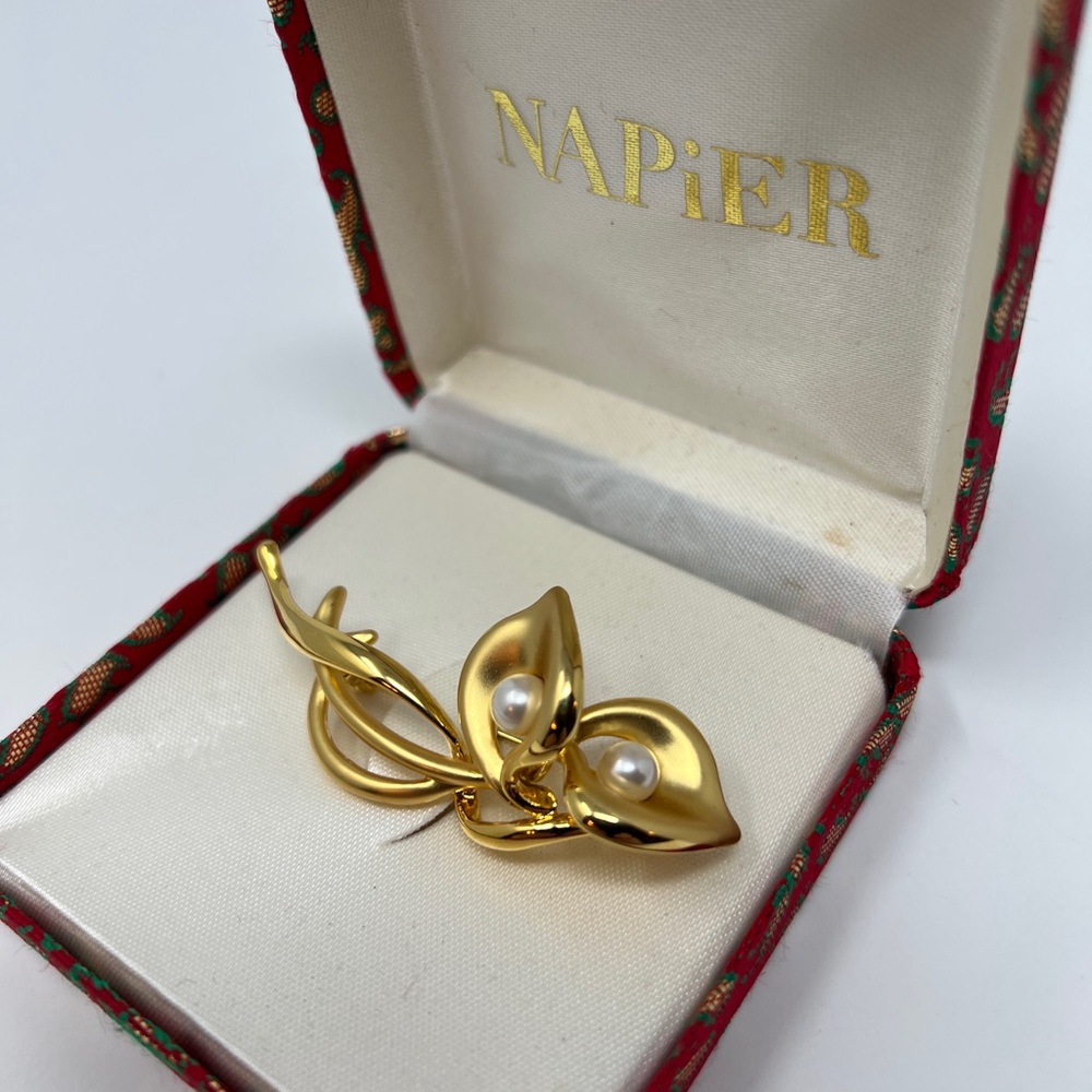 Gorgeous brooch golden mixed matter and glossy